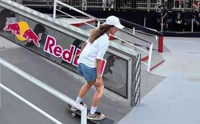 Mesmo com chuva, Rayssa Leal lidera brasileiras e vai à semi do Mundial de Skate