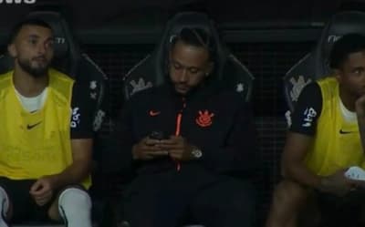 Memphis explica uso de celular no banco de reservas durante Corinthians x Flamengo