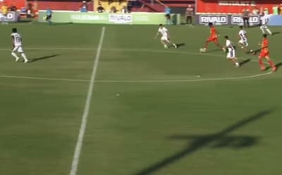 Do meio da rua, zagueiro faz o gol que o Pelé não fez e evita rebaixamento no Paulistão