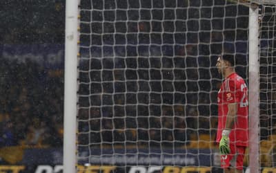 Emiliano Martínez é suspeito de infringir regras de apostas da FA, diz site