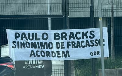 Alvo de protestos, Paulo Bracks reage às críticas da torcida e avalia trabalho no Atlético-MG
