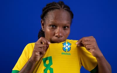Do gramado à gestão esportiva, Formiga completa 48 anos com uma vida dedicada ao futebol feminino
