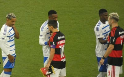 Leitura labial revela diálogos de Gerson com jogadores do Flamengo: 'Não dá'