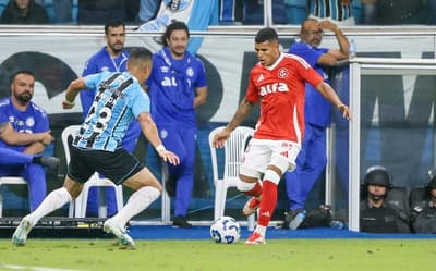 Torcedores se revoltam com decisão do VAR em Internacional x Grêmio: 'Muito pênalti'