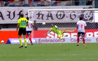Goleiro quebra o braço durante defesa em partida pelo Brasileirão