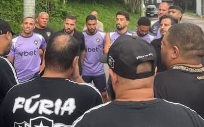 Organizada vai ao CT do Botafogo e cobra jogadores e dirigentes