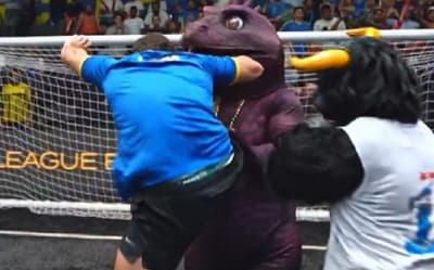 Presidente dá voadora em mascote adversário e confusão marca estreia da Kings League Brasil