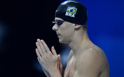 César Cielo analisa crise da natação: 'Difícil querer ser medalhista treinando no Brasil'