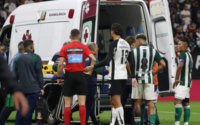 Jogador sai de ambulância em Corinthians x Coritiba; clube se pronuncia
