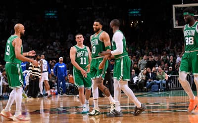 Jayson Tatum flerta com triplo-duplo em retorno triunfal na NBA
