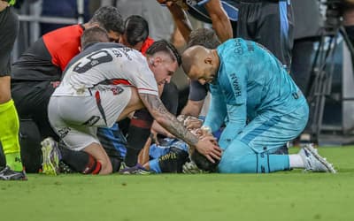 Jogador do Grêmio tem lesão grave e deixa campo de ambulância