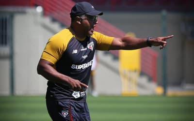 São Paulo faz treino tático com novidades
