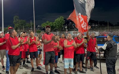 Torcedores do Flamengo protestam na chegada do time ao Maracanã