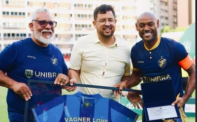 Vagner Love recebe homenagem do Retrô (Foto: Divulgação/Retrô)
