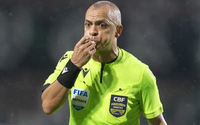 Decisão de Wilton Pereira em Santos x Fluminense causa revolta: 'Claro'