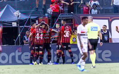 Com um a menos, São Paulo é derrotado pelo Vitória e perde a chance de colar na liderança; veja os gols