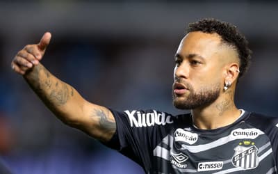 Provável desfalque contra o Palmeiras, Neymar tem baixa frequência pelo Santos em sintético