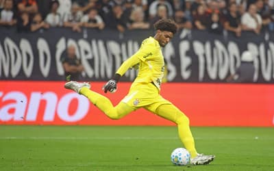 Hugo Souza exalta força do Corinthians e detona arbitragem do clássico: 'Apitou para uma equipe só'