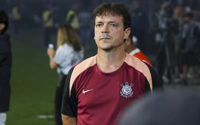 Diniz exalta entrega do Corinthians após empate com dois a menos: 'Luta'