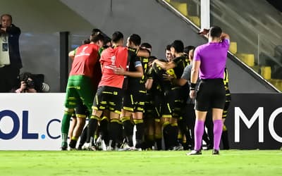Torcedores se revoltam com gol em Santos x Deportivo Recoleta: 'Vergonhoso'