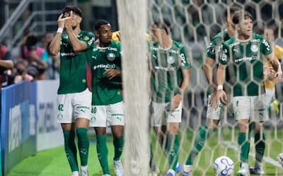 Rivais ficam indignados com pênalti marcado para o Palmeiras: 'Constrangedor'