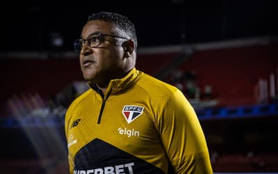 Roger Machado e Rui Costa são alvos de protestos antes de jogo do São Paulo
