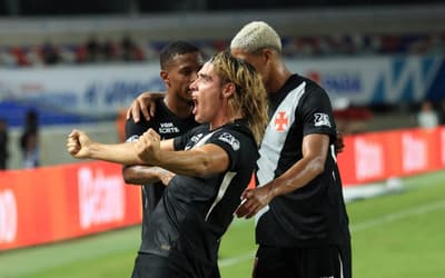 Spinelli aproveita oportunidade e acirra a disputa por centroavante do Vasco