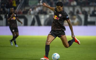 Atacante do Bragantino exalta atuação de jogador do Palmeiras: 'Me assustei'