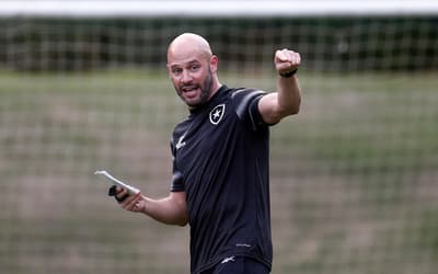 Franclim Carvalho inicia trabalho no Botafogo com dez atletas remanescentes de 2024