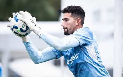 O goleiro pode marcar gol em lançamento com as mãos?