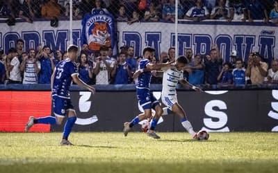 Lateral do Cruzeiro sofre lesão muscular e vira desfalque