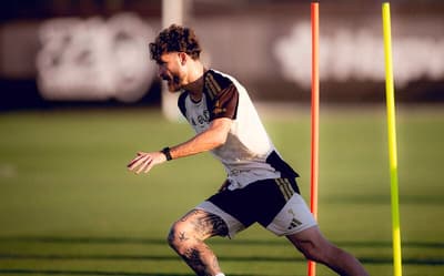 Com novidade no ataque, Flamengo divulga lista de relacionados para duelo contra Santos