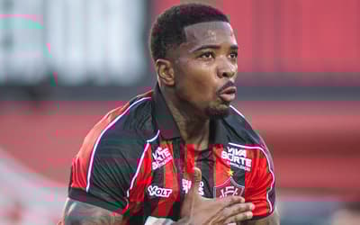 Vitória escala Cacá contra o Corinthians e terá de pagar multa contratual