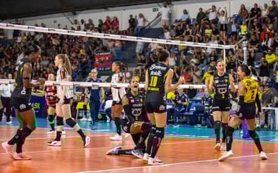 Veja os lances da vitória do Praia Clube sobre o Sesc Flamengo na semi da Superliga