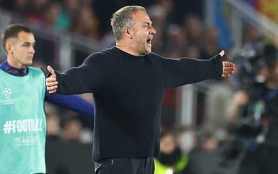Hansi Flick detona arbitragem em jogo da Champions League: 'Para que serve o VAR'