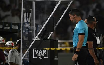 Pênalti? Ex-árbitro analisa lance em Junior Barranquilla x Palmeiras