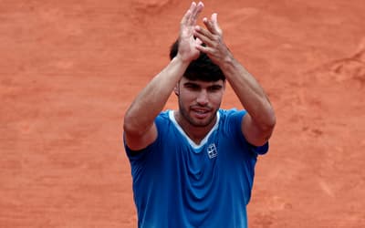 Alcaraz confirma favoritismo na semifinal e enfrenta Sinner na decisão em Monte Carlo