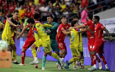 Ex-São Paulo briga feio no México e web ironiza situação: 'Fiquei triste'