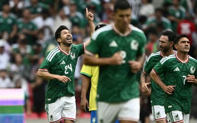 Kaká e Adriano marcam golaços, mas Brasil é derrotado pelo México em jogo de lendas