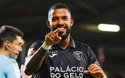 Ex-Internacional vive boa fase e lidera artilharia em Portugal