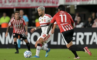 Arrascaeta sente lesão e torcedores do Flamengo se mobilizam: 'Pode levar'