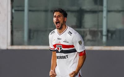 Web se surpreende com lance de Calleri em Vasco x São Paulo: 'Absurdo'