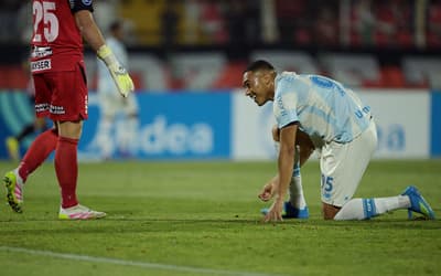 Carlos Vinícius vira assunto na Europa após perder três pênaltis: 'Constrangedor'