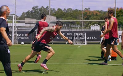Dorival foca em ajustes táticos no Corinthians e ganha reforços em treino desta sexta