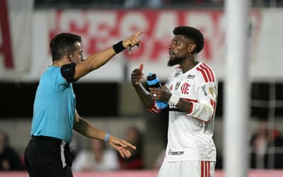 Torcedores se revoltam com arbitragem em Estudiantes x Flamengo: 'Lance claro'