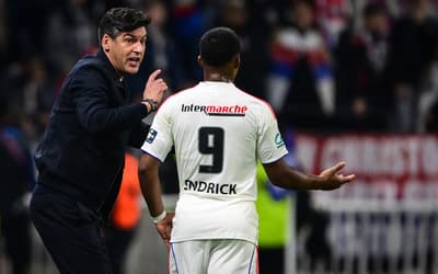 Endrick conversa com Paulo Fonseca em Lyon x Lens, pela Copa da França