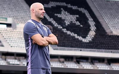 Franclim Carvalho comandando treino do Botafogo (Foto: Vitor Silva / BFR)