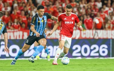 Gustavo Martins, zagueiro do Grêmio, marca Borré, atacante do Inter, de perto