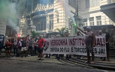 Torcedores do Fluminense protestam nas Laranjeiras e pressionam diretoria