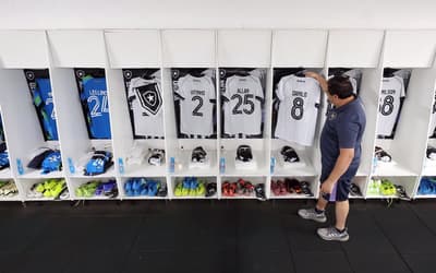 Botafogo tem mudança no meio para duelo com a Chapecoense; veja escalação